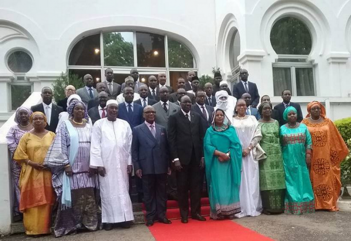 Photo de famille du nouveau Gouvernement (Koulouba, le 09 juillet 2016)