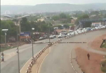 Pour la libération de leurs camarades détenus à la police : Des jeunes du Quartier-Mali barricadent la route de l’aéroport
