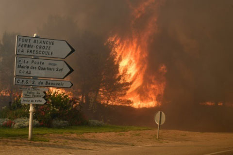 Incendies dans le Sud: "plus d'un millier" d'habitants de Vitrolles évacués