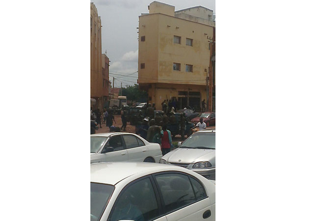 Terrorisme : Fausse alerte à Bamako après qu'un drapeau a été hissé sur le "front d'un hôtel"