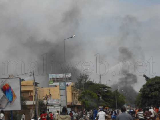 Bamako : Au moins deux morts lors d’une protestation contre le jugement d’un animateur radio, des véhicules brûlés
