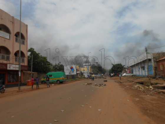 Bamako : Au moins deux morts lors d’une protestation contre le jugement d’un animateur radio, des véhicules brûlés