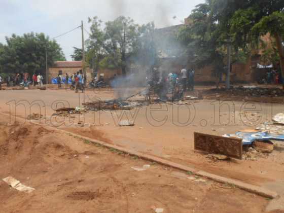 Bamako : Au moins deux morts lors d’une protestation contre le jugement d’un animateur radio, des véhicules brûlés