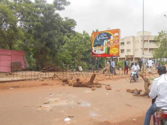 Bamako : Au moins deux morts lors d’une protestation contre le jugement d’un animateur radio, des véhicules brûlés
