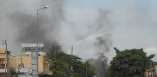 Bamako : Au moins deux morts lors d’une protestation contre le jugement d’un animateur radio, des véhicules brûlés