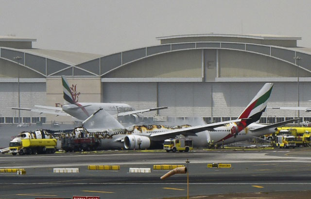 Les infos immanquables du jour: Accident d'un Boeing à Dubaï, église évacuée et radicalisation en prison