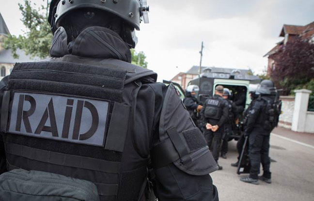 forcene-62-ans-lance-cocktail-molotov-policiers-raid-vendredi-combs-ville-abattu-tir-riposte-illustration Un forcené de 62 ans a lancé un cocktail Molotov sur des policiers du Raid, vendredi, à Combs-la-Ville. Il a été abattu dans un tir de riposte. (Illustration) - POLICE NATIONALE/SIPA
