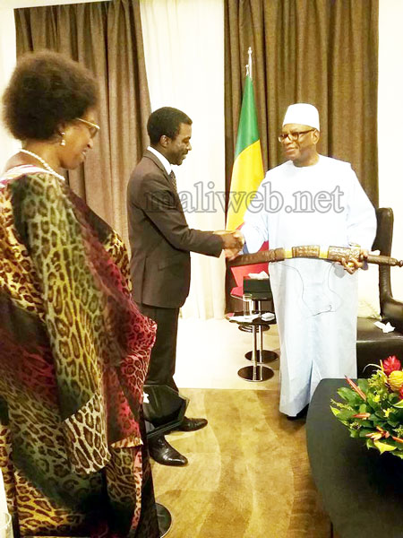 En fin de mission au Mali : Le représentant de l'Unesco,  Eloundou Lazare désormais "Citoyen d'honneur de Tombouctou"