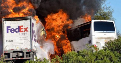 Californie: Un accident entre un bus et un camion fait 13 morts et 31 blessés