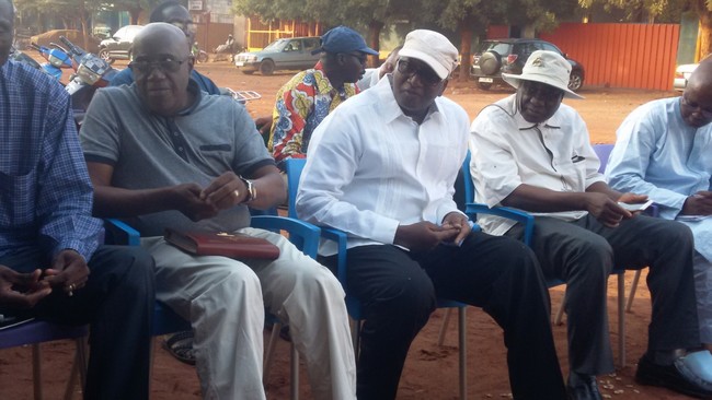 Modibo Sidibé  à  l’écoute des populations dans un grin A Niamana «En famille, on mangeait  du tô-sira rechauffé»