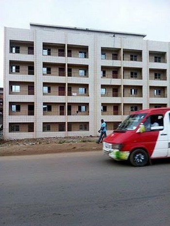 Côte d’ivoire : L’immeuble insolent du colonel Wattao trône majestueusement sur un magmat de misères à Yopougon Gesco d’Abidjan