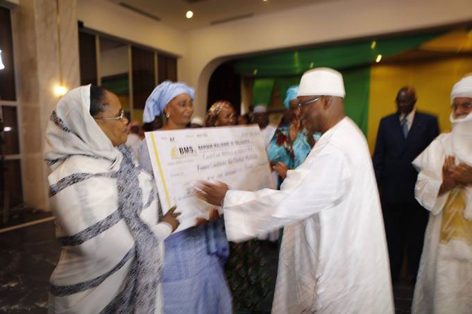 Elections communales : IBK offre un chèque de 300 millions de F CFA aux femmes candidates