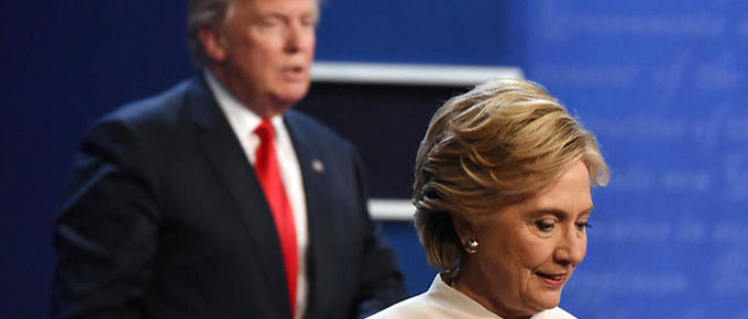 En baisse dans les sondages, Clinton repart à l'offensive contre Trump