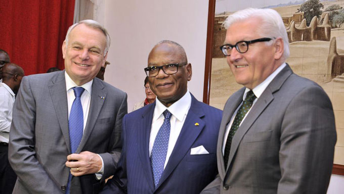 ibk Le président malien IBK, avec les ministres français et allemand des Affaires étrangères, Jean-Marc Ayrault à sa droite et Frank-Walter Steinmeier à sa gauche, lundi 2 mai 2016 à Bamako. © HABIBOU KOUYATE / AFP