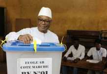 Le Président de la République, SEM Ibrahim Boubacar KEITA, a accompli son devoir civique au Bureau de vote N°1 du Groupe Scolaire AB de Sébénikoro, en Commune IV du District de Bamako.