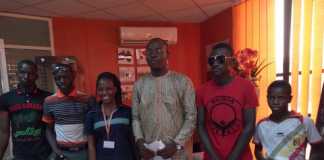 Tombola RICE 33 d’Orange Mali, les lauréats reçoivent leurs cadeaux