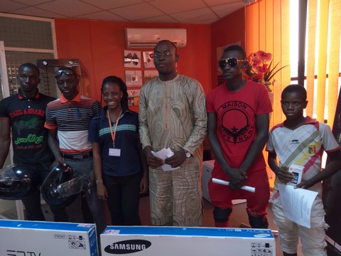 Tombola RISE 33 d’Orange Mali, les lauréats  reçoivent leurs cadeaux