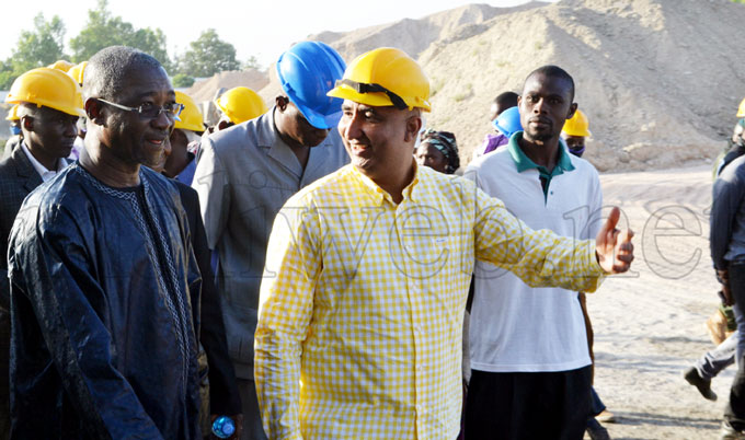 Rappel des normes de qualité et de production :  Le Ministre Mohamed Ag Ibrahim visite les cimenteries de Diamond Cement et Cimaf