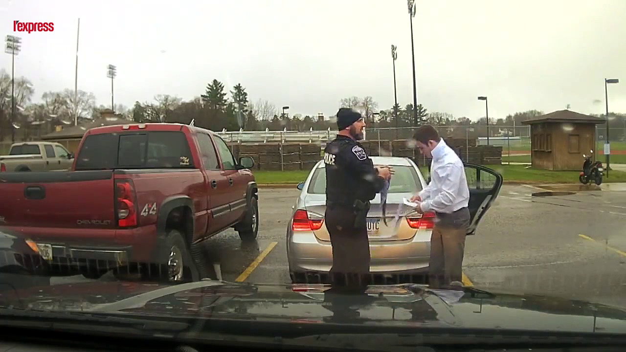 VIDÉO. Un policier arrête un étudiant... et lui fait son noeud de cravate