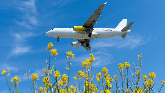 un-avion-de-la-compagnie-low-cost-espagnol-vueling-se-prepare-a-atterrir-sur-l-aeroport-de-barcelone-le-6-juin Photo d'illustration: A la suite de plaintes de passagers en raison de toilettes hors-service, un avion New York-Paris a dû se poser en Irlande pour un