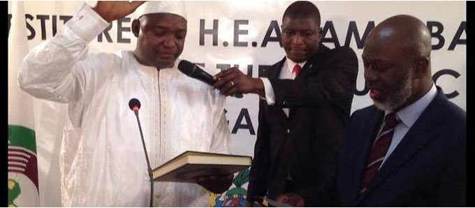 Gambie : Adama Barrow, le président élu, a prêté serment