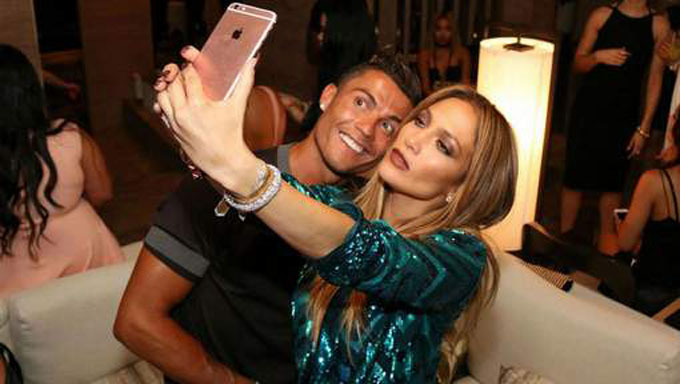 [ Video] Cristiano Ronaldo ne peut rien refuser à Jennifer Lopez