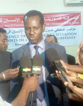 Le président de l'initiative mauritanienne des droits de l'homme pour tous,  Elhussein Hassan Dieng face à la presse :  " Notre pays a ratifié tous les traités et conventions contre l'esclavage, mais malgré tout certains font de ce sujet un thème commercial"