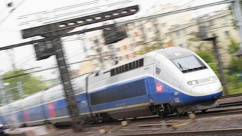 Un couple fait une pause cigarette, le train repart avec le bébé