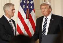 Donald Trump et Neil Gorsuch après la nomination de ce dernier à la Cour suprême, le 31 janvier 2017. REUTERS/Kevin Lamarque