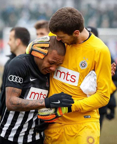 Victime de cris de singe, un footballeur brésilien quitte le terrain en larmes