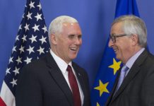 Publié le 20 février 2017 à 06h32 | Mis à jour à 07h36 Les États-Unis fermement aux côtés de l'UE, selon Mike Pence Le vice-président américain, Mike Pence, et le président... (Photo AP) Agrandir Le vice-président américain, Mike Pence, et le président de la Commission européenne, Jean-Claude Juncker, le 20 février à Bruxelles. PHOTO AP