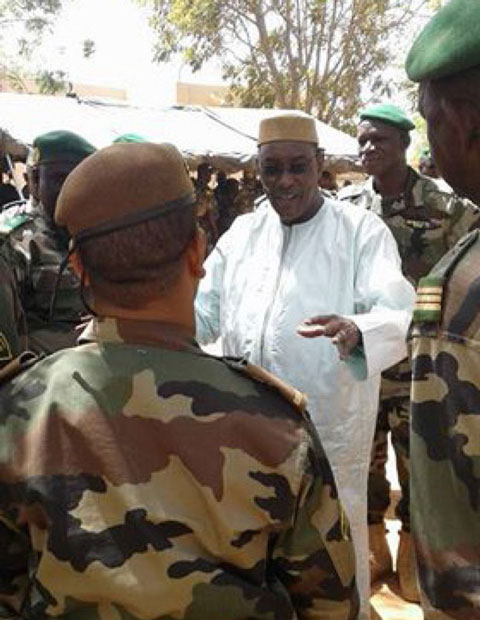Base aérienne 102 de Sévaré: le ministre Idrissa partage le repas de cohésion avec les militaires