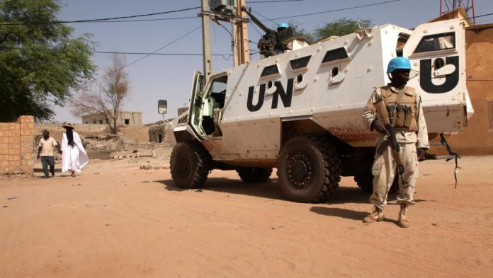 Un casque bleu de la Minusma, à Tombouctou, le 19 septembre 2016. © SEBASTIEN RIEUSSEC / AFP