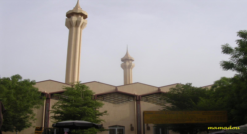 Incroyable mais vrai ! Des Magasins sur le Bâtiment de la Grande Mosquée
