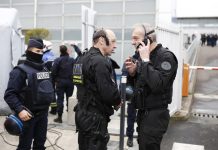 Des officiers du Raid sécurisent l'enceinte de l'aéroport d'Orly, samedi 18 mars 2017. - BENJAMIN CREMEL / AFP