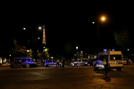 Champs-Elysees Des voitures de police bloquent l'accès aux Champs-Elysées à Paris, le 20 avril 2017 © THOMAS SAMSON AFP