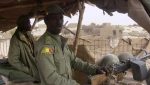Soldats maliens en faction le 2 mai 2016 à Tombouctou, dans le nord du pays.