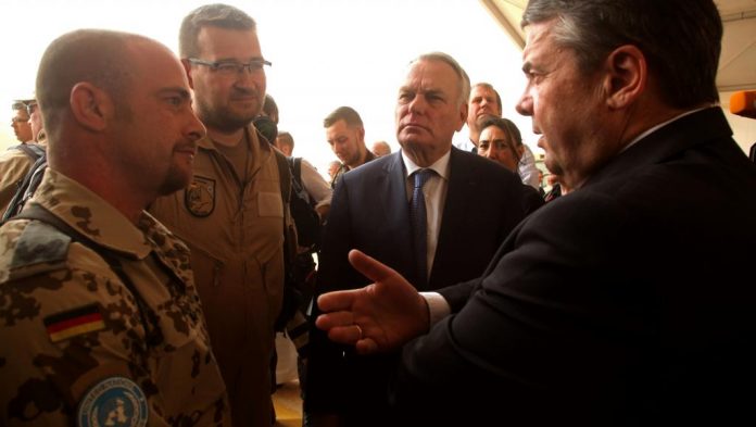 Les ministres français et allemand des Affaires étrangères ont rencontré des soldats allemands de la Minusma à Gao, le 7 avril 2017. © Sebastien RIEUSSEC / AFP