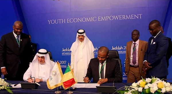 42ème Assemblées annuelles du Groupe de la Banque Islamique de Développement :   Le Ministre de l’Economie et des Finances, Dr Boubou CISSE, signe deux accords de prêts d’un montant  de  43 Milliards de CFA environs.