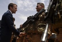 Emmanuel Macron rencontre les forces françaises à Gao, le 19 mai 2017.