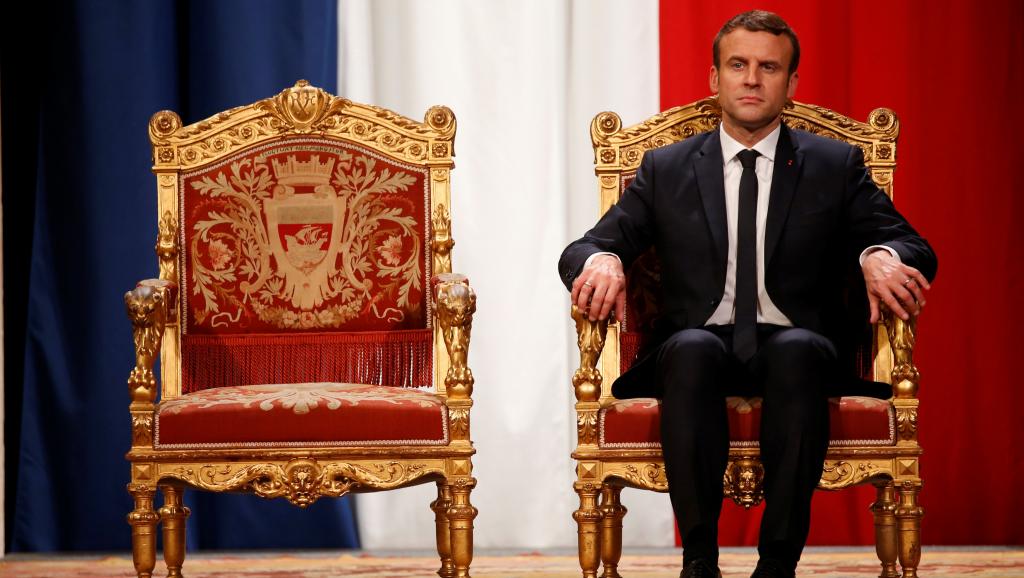 Les défis d'Emmanuel Macron: un nouveau Premier ministre et une visite à Berlin