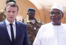 Le président français Emmanuel Macron accueilli à Gao par son homologue malien, IBK, le 19 mai 2017. Christophe Petit Tesson / Pool / AFP