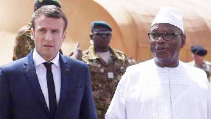 Le président français Emmanuel Macron accueilli à Gao par son homologue malien, IBK, le 19 mai 2017. Christophe Petit Tesson / Pool / AFP
