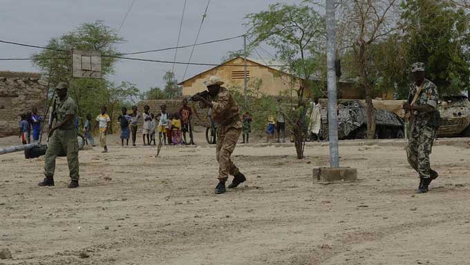 Mali: les jihadistes mettent à rude épreuve les militaires au nord et au centre