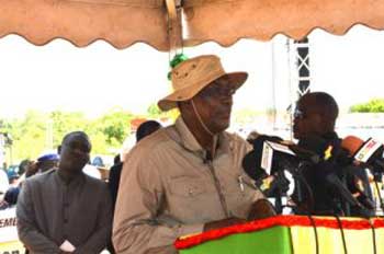 Route Kangaba-Djoulafoundo-frontière Guinée : Le premier ministre a donné le 1er coup de lame du chantier