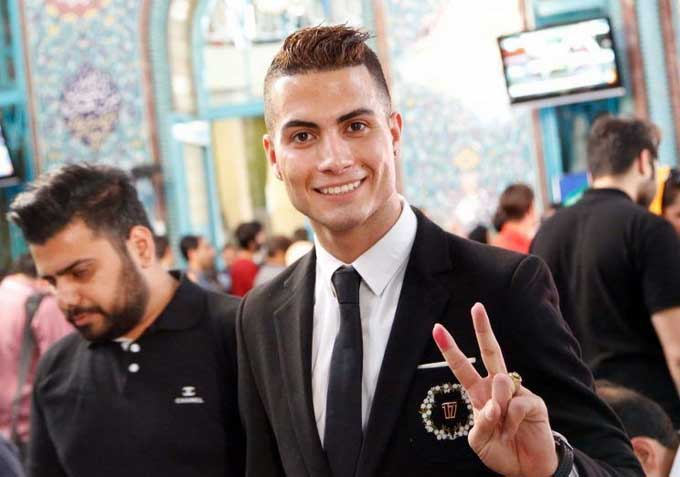 Un sosie de Cristiano Ronaldo aperçu dans un bureau de vote à Téhéran
