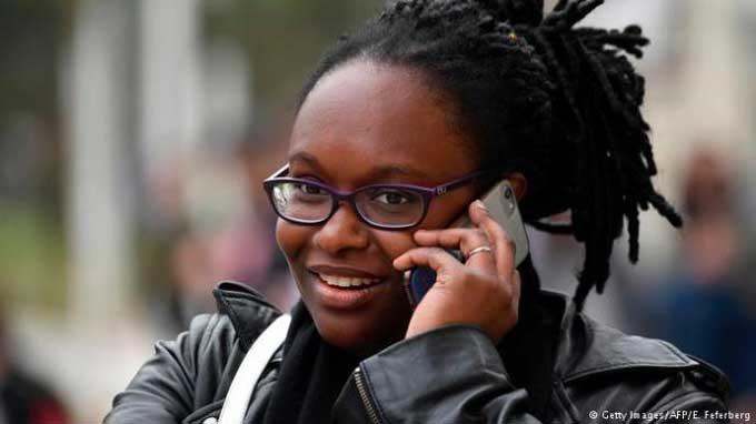 Qui est cette Africaine qui murmure à l'oreille de Macron?