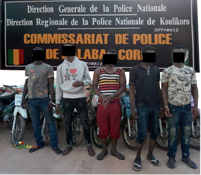 Insécurité : le commissariat de Kalabancoro met fin au parcours de 3 braqueurs redoutables et 2 voleurs de grand chemin.