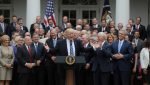 Le président Donald Trump à la Maison Blanche entouré d'élus républicains de la Chambre des représentants, après le vote de la nouvelle loi sur la santé, le 4 mai 2017. REUTERS/Carlos Barria