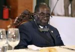 A 93 ans, Robert Mugabe est le président en exercice le plus âgé au monde. Ici le 13 janvier à Bamako. Photo Sebastien Rieussec. AFP